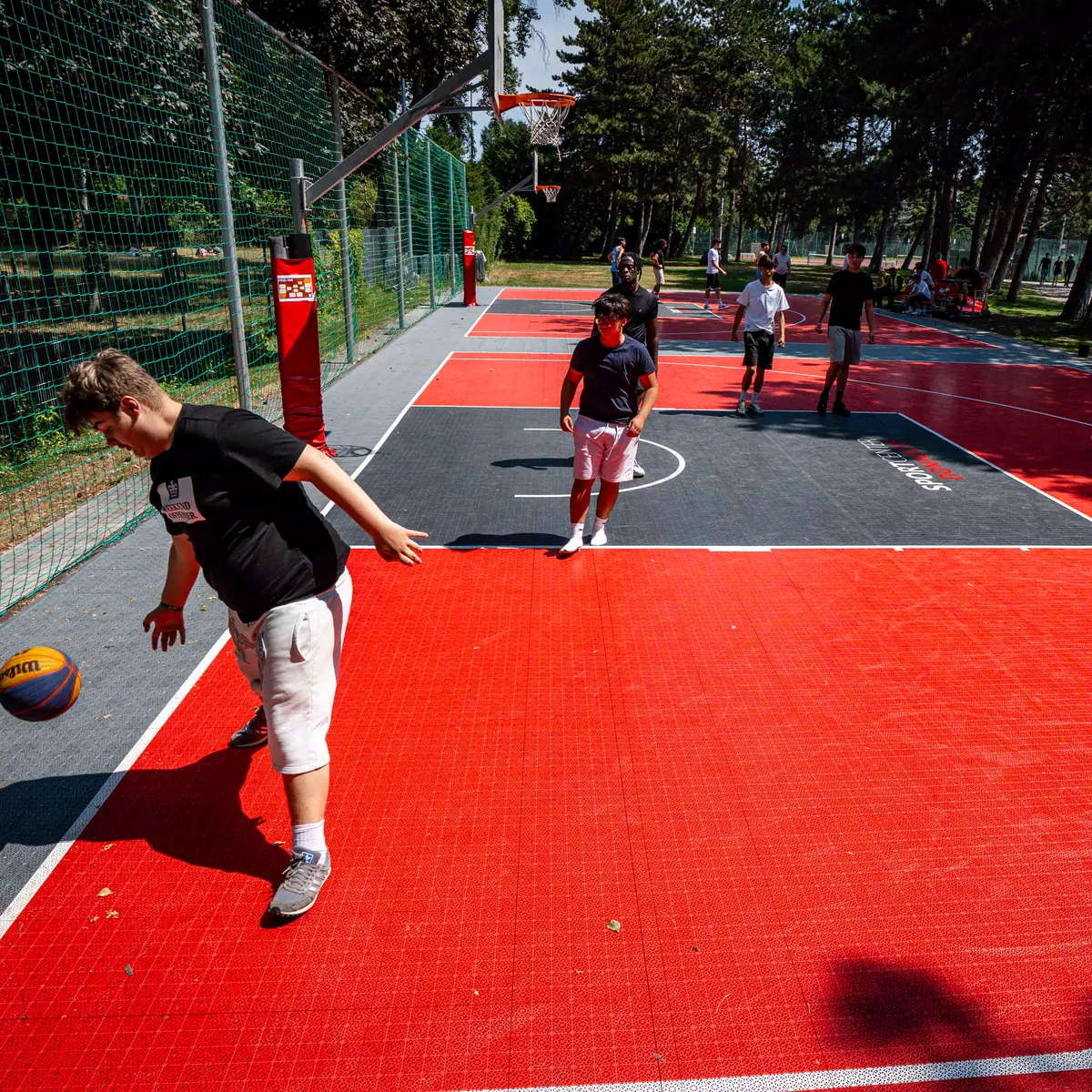 Spieler beim Dribbling auf dem 3x3-Court