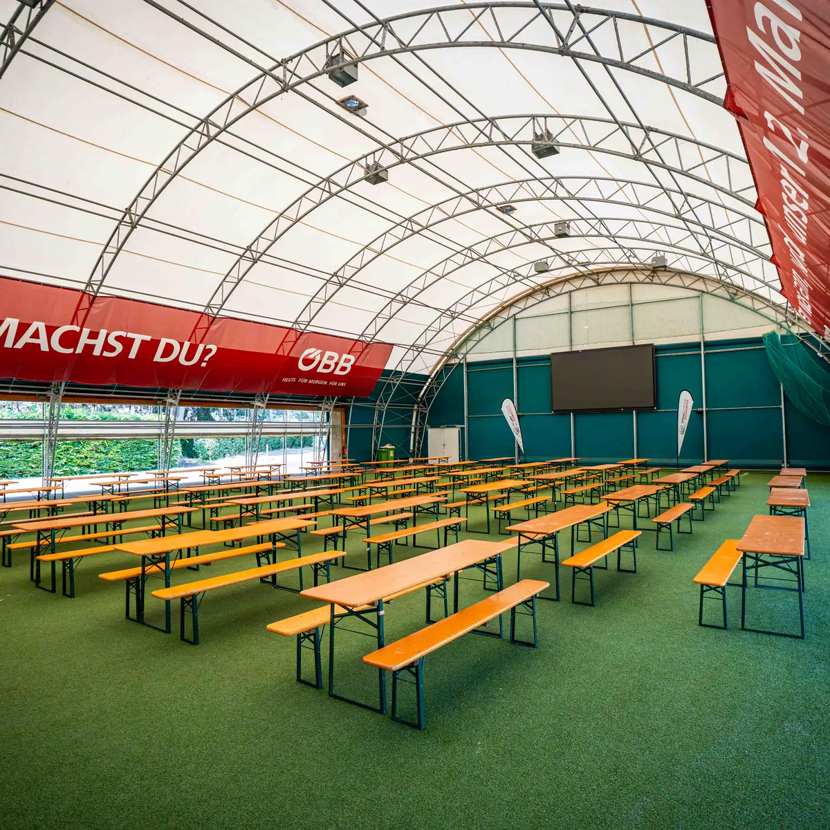 Eventhalle bestuhlt mit Leinwand