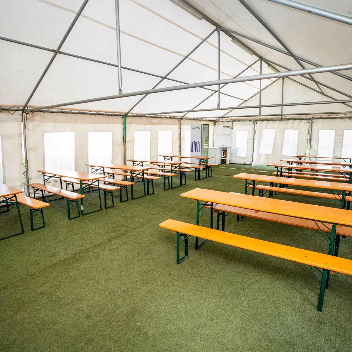 Festzelt mit Biertischgarnituren