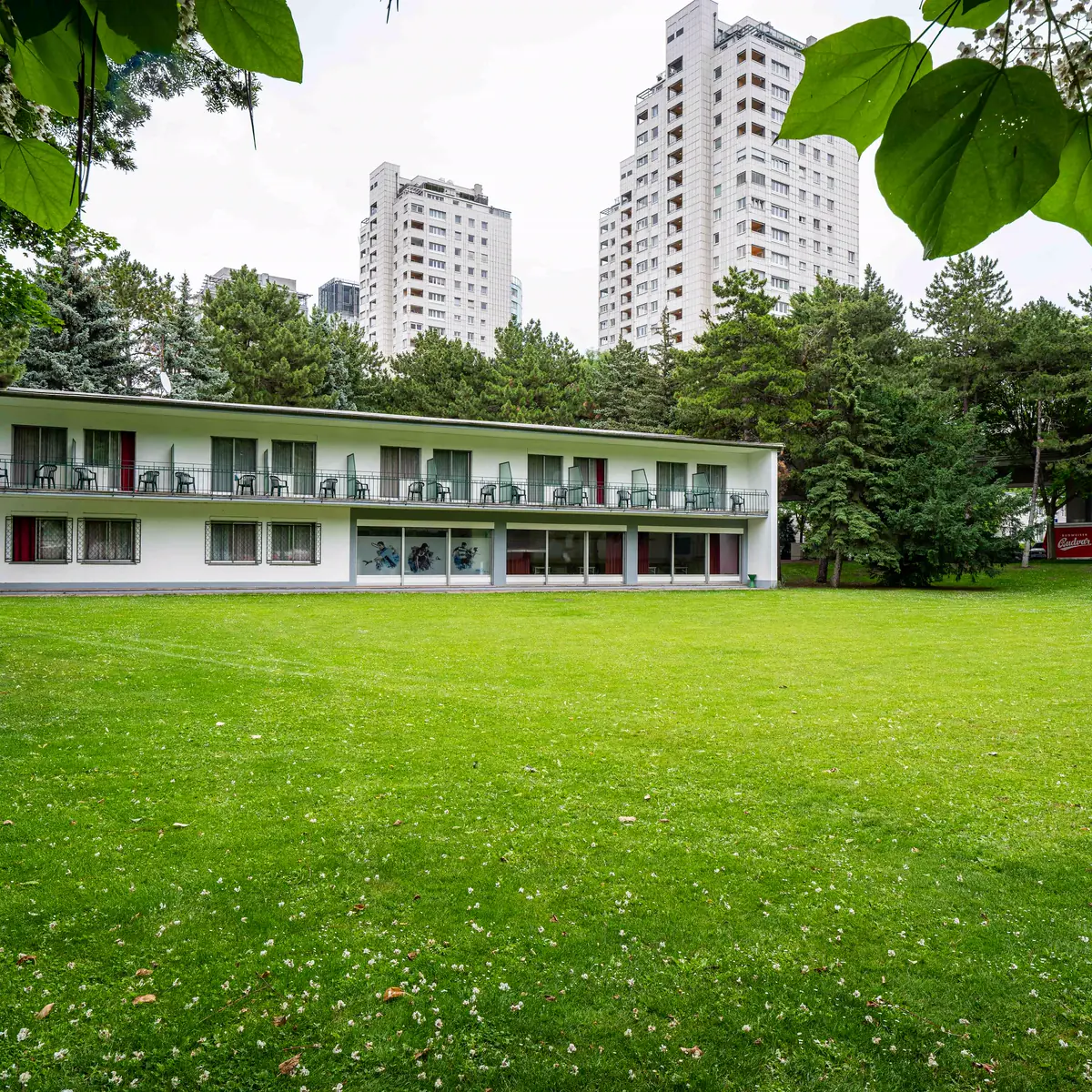 Gästehaus mit Balkonen an der Liegewiese