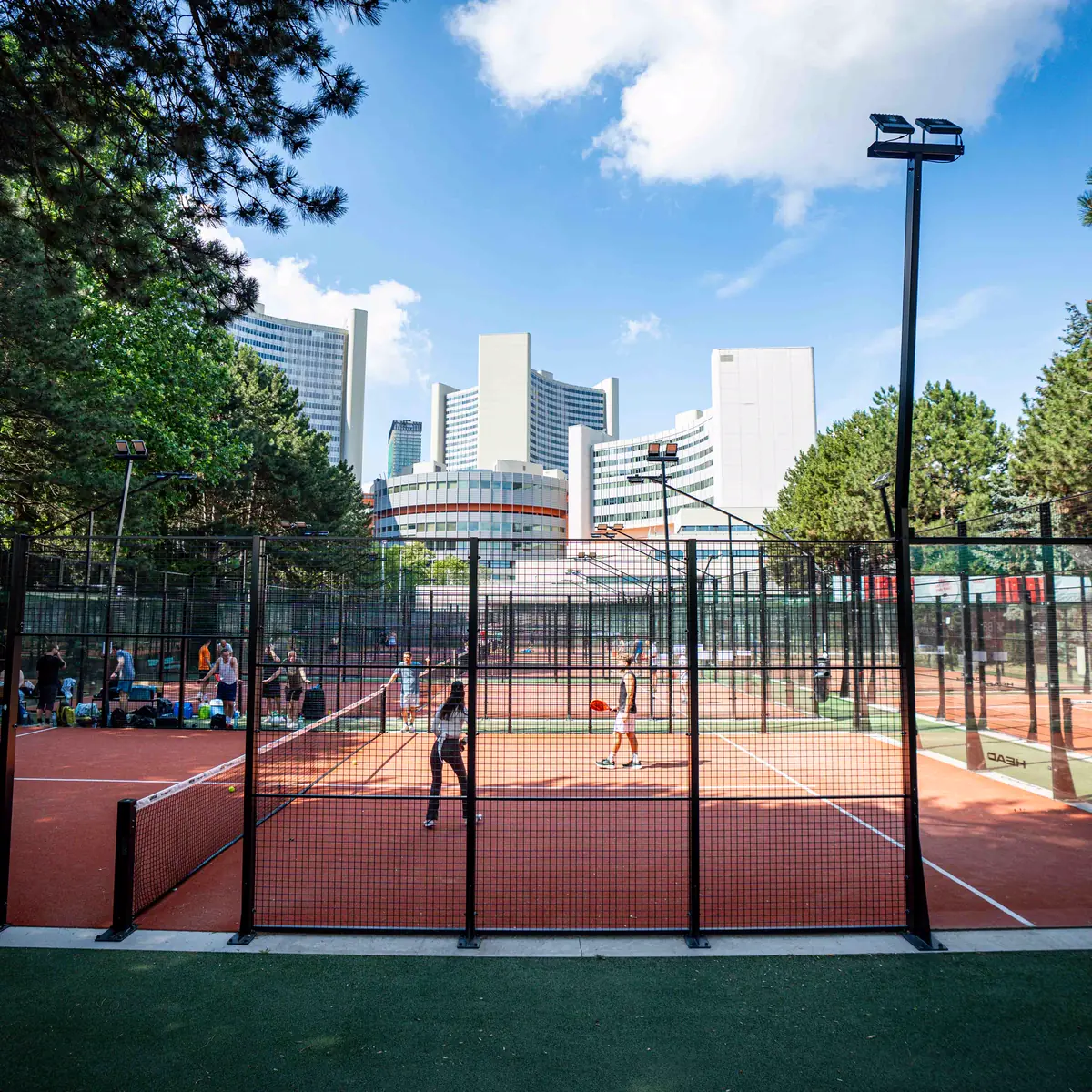 Padeltennis-Courts vor der Wiener Skyline