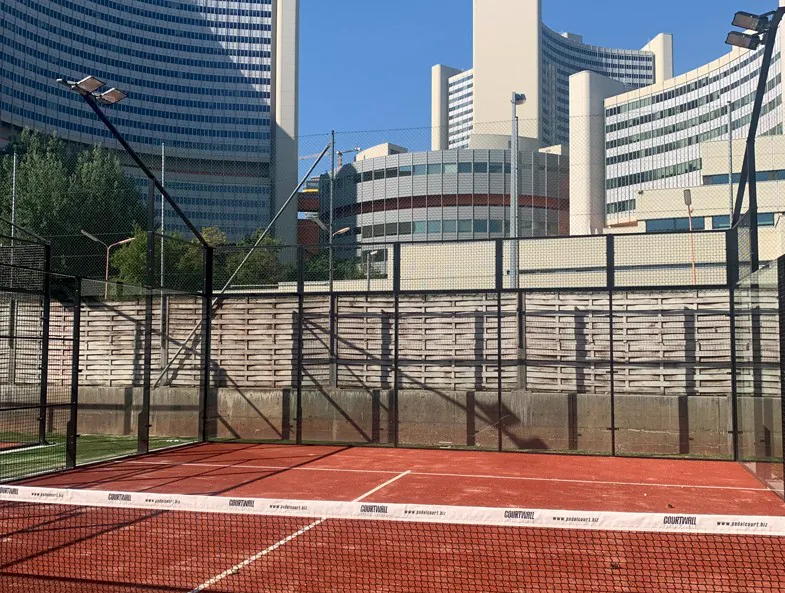 Padeltennis Court mit UNO-Skyline