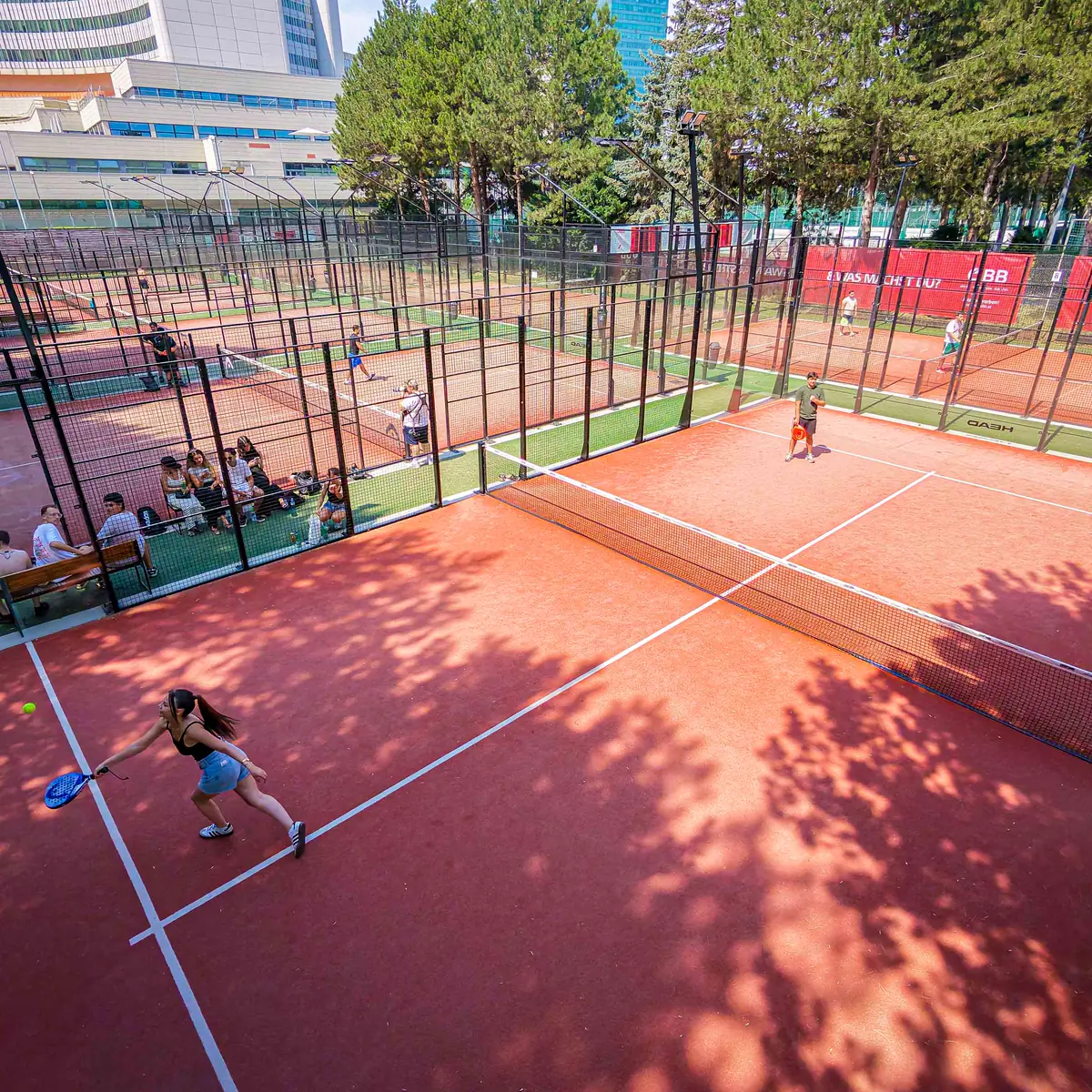 Spielszene auf dem Padeltennis-Court