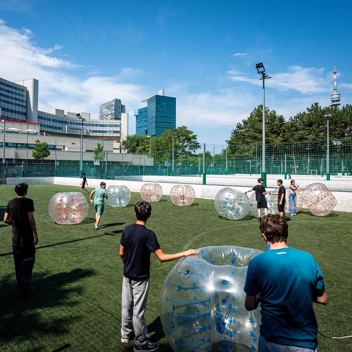 Bubble Soccer auf dem Kunstrasenplatz